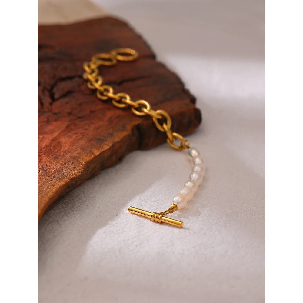 Revelation of Possibilities - 18k Chain Toggle Clasp Bracelet with Pearls